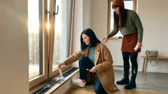 Knirschendes Fenster? So reinigen Sie die Schienen mit Natron und Essig – fast ganz ohne Wasser