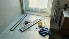 Ablaufrost im Bad: Ein Spritzer weißer Essig, der Kalk und Geruch in Schach hält